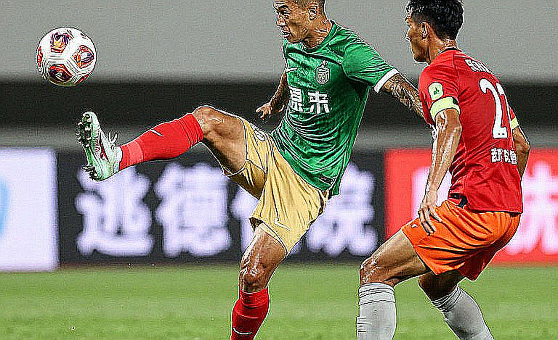 Derksen và Van der Gijp gọi ngay hai tân binh Feyenoord là 'hàng hớ đắt đỏ': 'Cậu ấy kém, thực sự kém...'