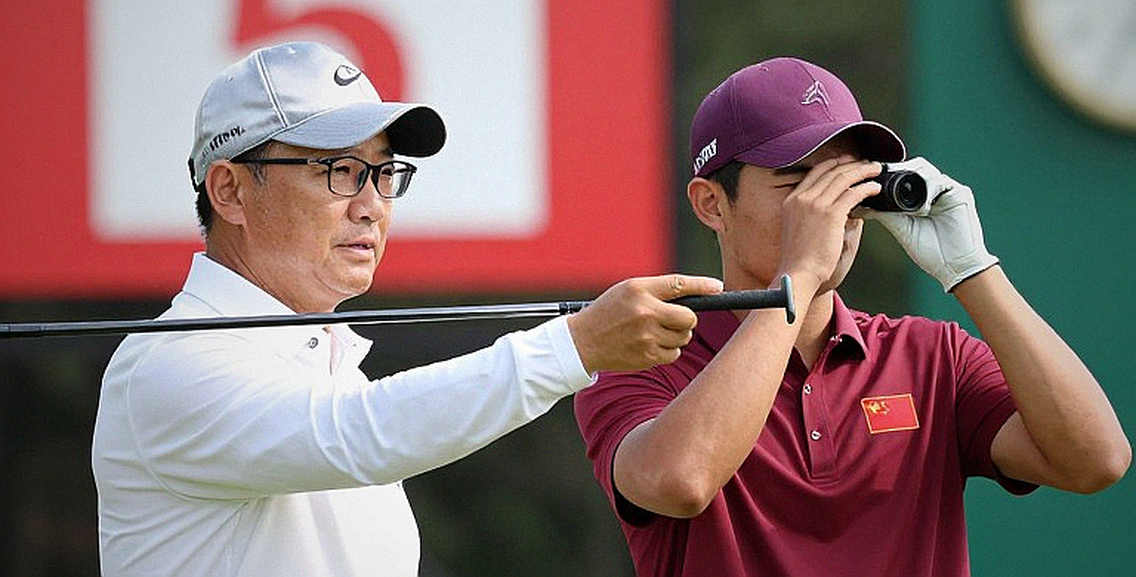 Cơn gió trước cú chip: Khi luật golf im lặng và golfer tự trừng phạt mình