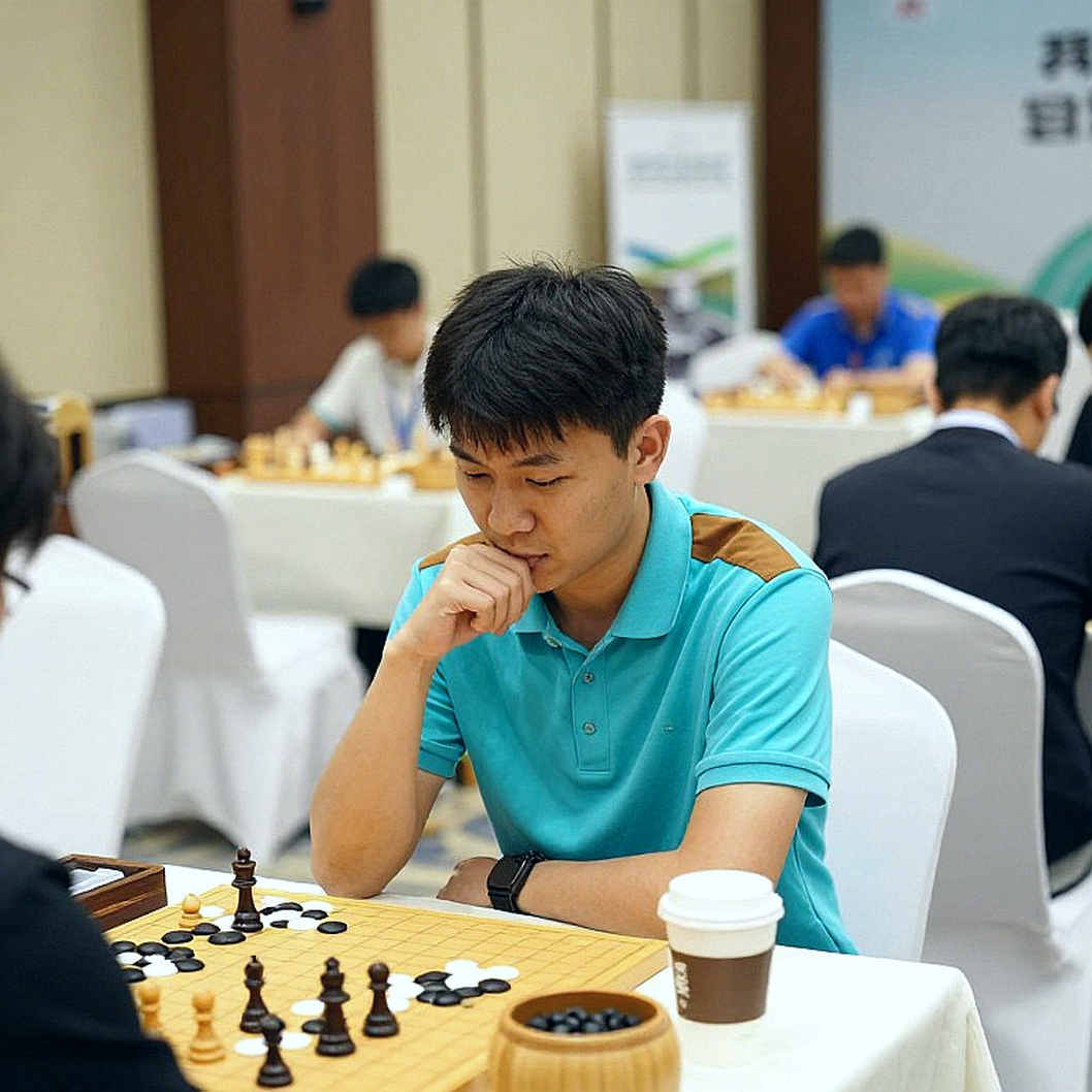 Egon Mattaaq và Olympiad trên tiêu đề, Scotch Game trong nội dung: một trang quảng cáo cờ vua lệch khung
